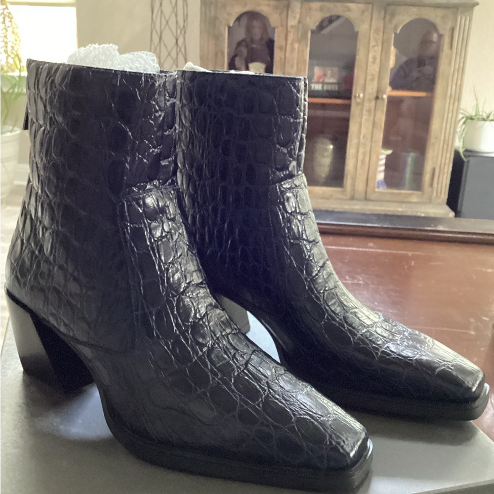 Vince Camuto sz8M Midnight Croc-Pattern Ankle Booties NWB